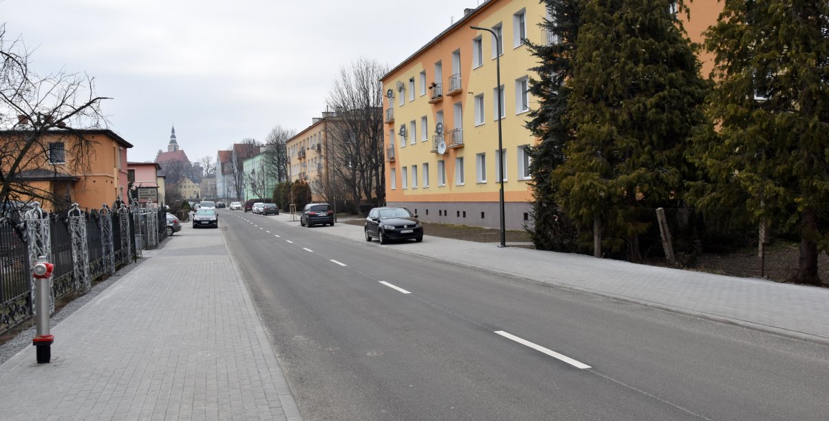 Ulica Słowiańska po remoncie, po bokach nowe chodniki, za nimi domy jedno i wielorodzinne