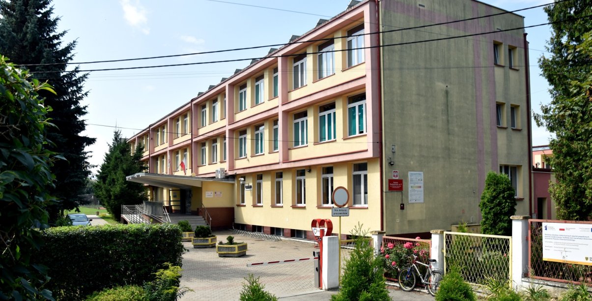 Trzypiętrowy budynek Szkoły Podstawowej nr 9