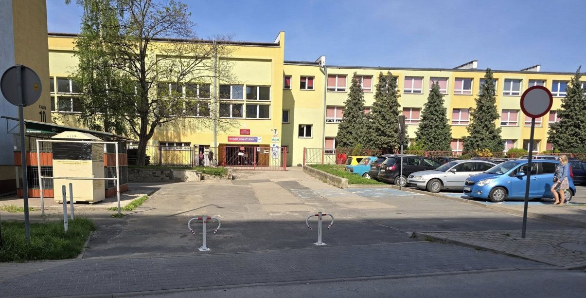 Wjazd do budynku szkoły podstawowej, w tle budynek sali gimnastycznej