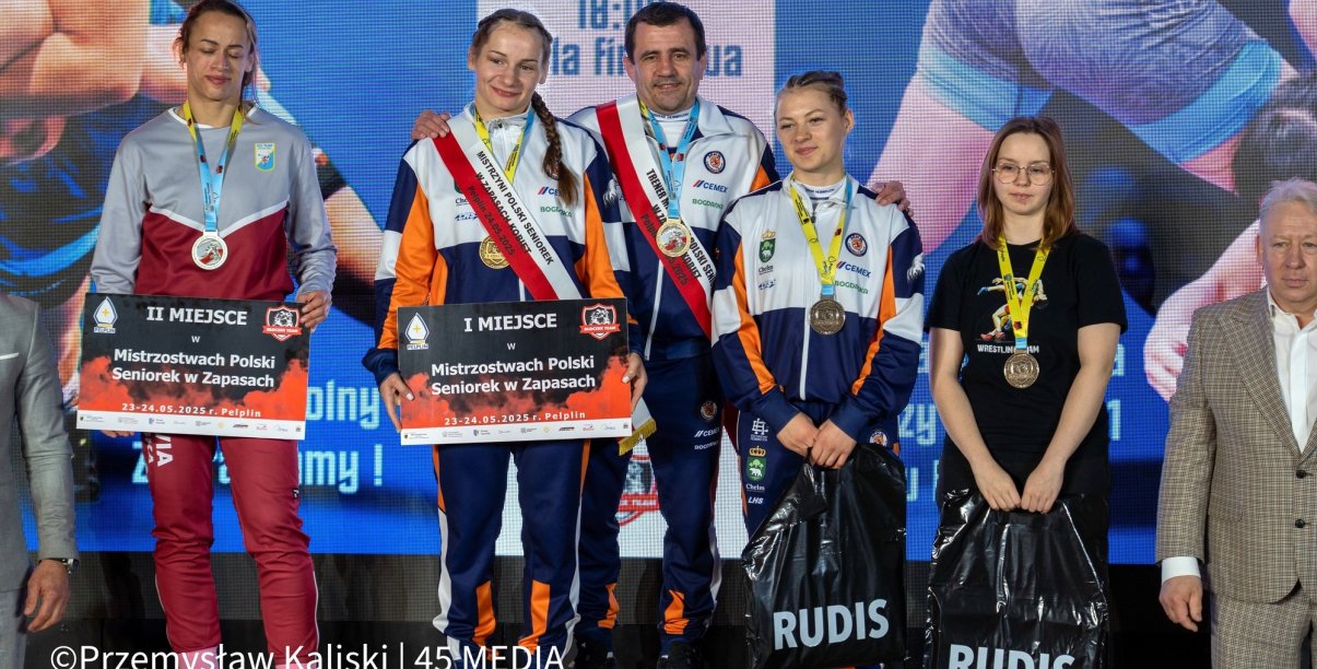 Cztery zawodniczki na podium z pucharami i dyplomami