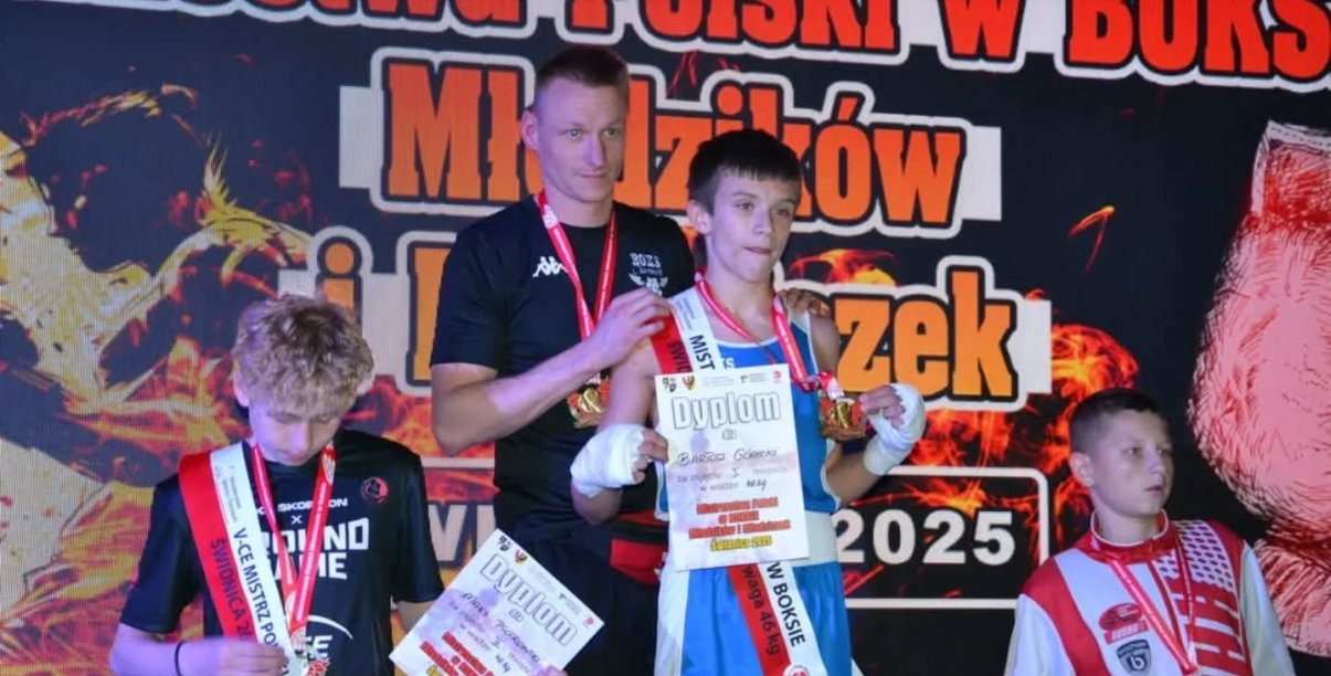 Bartek Górecki na najwyższym stopniu podium, za nim trener Patryk Ciszewski