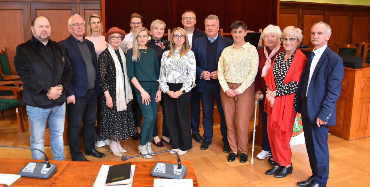 Grupowe zdjęcie Dzierżoniowskiej Rady ds. Osób z Niepełnosprawnościami