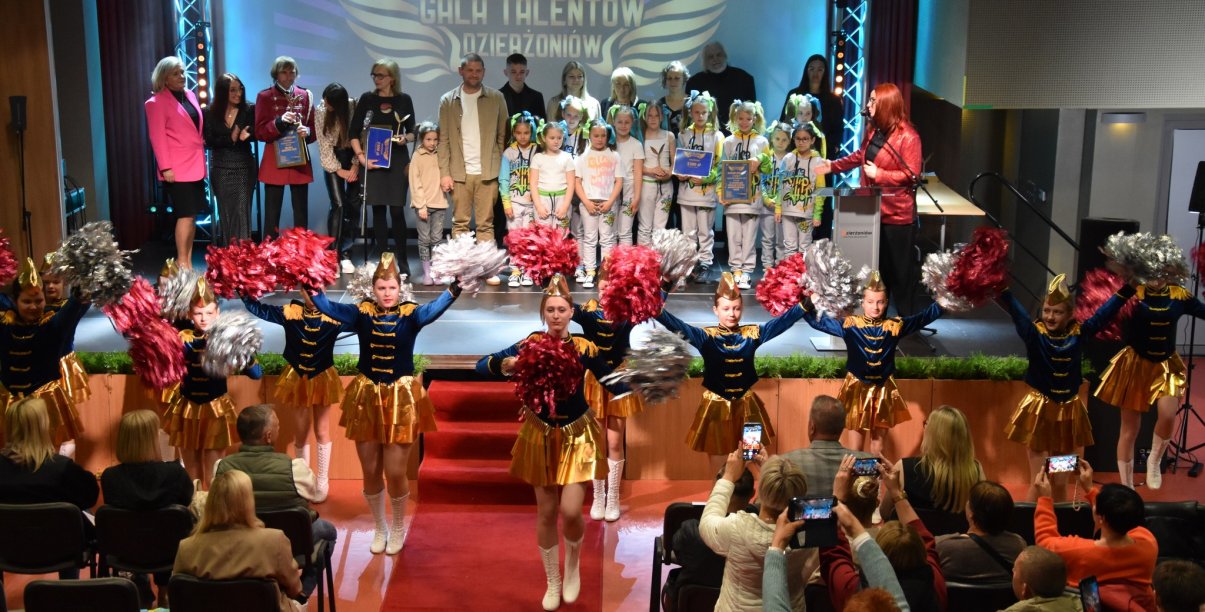 Laureaci gali talentów na scenie, przed sceną mażoretki