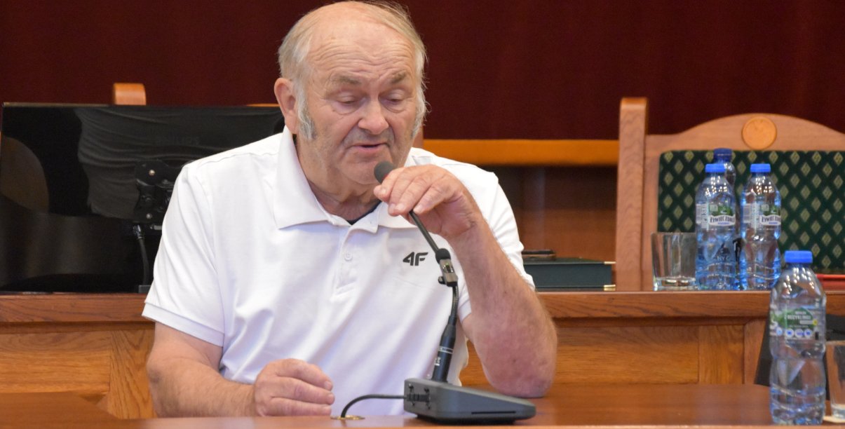 Stanisław Sienkiewicz przy mównicy podczas wystąpienia na sesji Rady Miejksiej Dzierżoiowa
