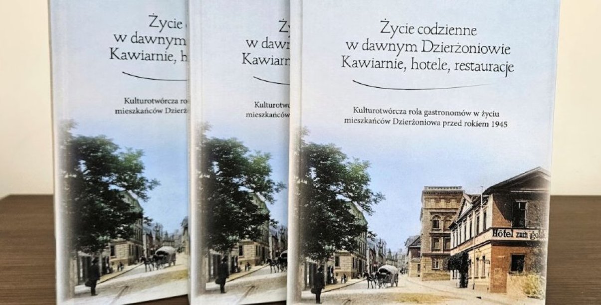 Trzy książki ustawione obok siebie, na okładce historyczne zdjęcie jednej z ulic Dzierżoniowa