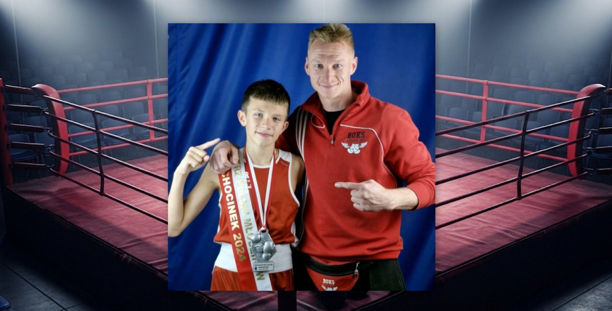 Bartek Górecki z trenerem Patrykiem Ciszewskim, w tle ring bokserski