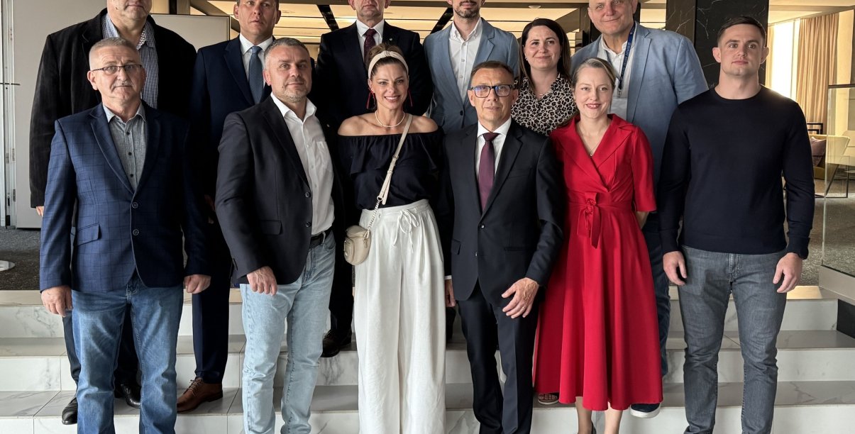 Dwunastu członków zarządu Polskiego Związku Zapaśniczego na wspólnym zdjęciu. Alicja Dydo-Warchoł w czerwonej sukience