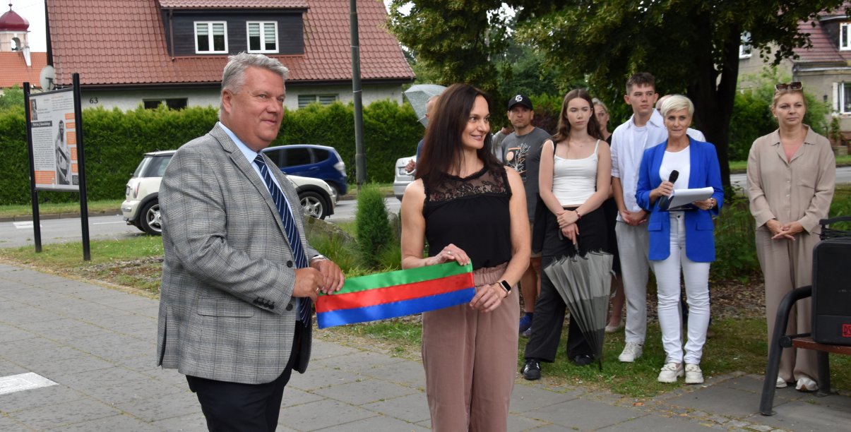 Burmistrz Dzierżoiowa Dariusz Kucharski i Zuzanna Oliwa trzymają wspólnie szarfę w barwach Dzierżoniowa