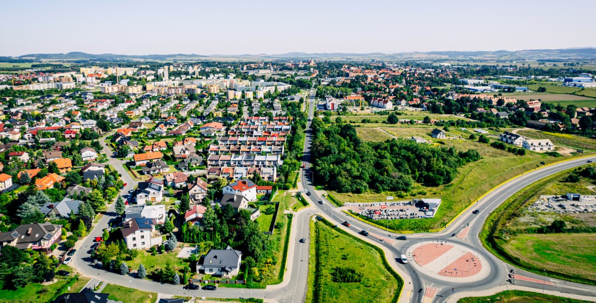 Fragment Dzierżoniowa z lotu ptaka, na pierwszym planie duże rondo