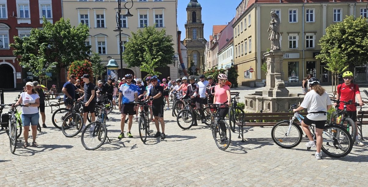 Duża grupa rowerzystów na dzierżoniowskim rynku przed wyjazdem w trasę