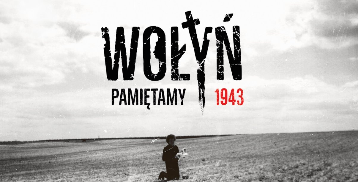 Napis Wołyń - Pamiętamy 1943 nałożony na zdjęcie osoby klęczocej na polu i trzymającej w rękach kwiaty