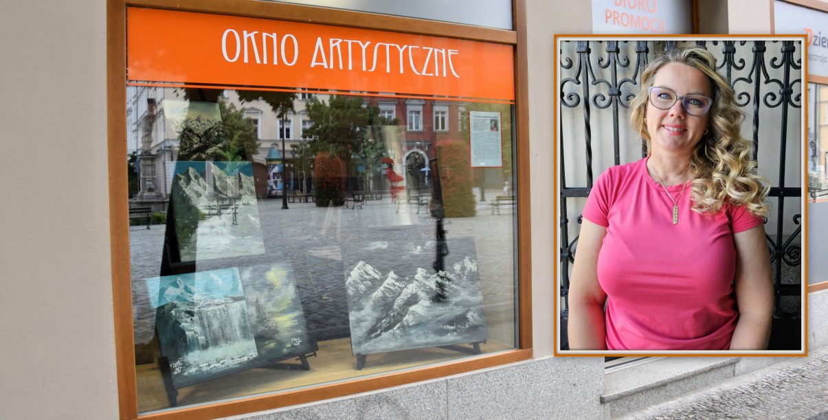 Witryna okienna z pracami malarskimi, obok zdjęcie uśmiechniętej autorki prac