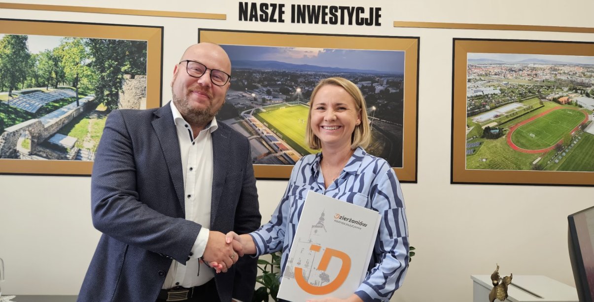 Radosław Michałek, wiceburmistrz Dzierzoniowa ściska dłoń Doroty Szuster z firmy Instalatorstwo Sanitarne po podpisaniu umowy na budowę ul. Wiosennej