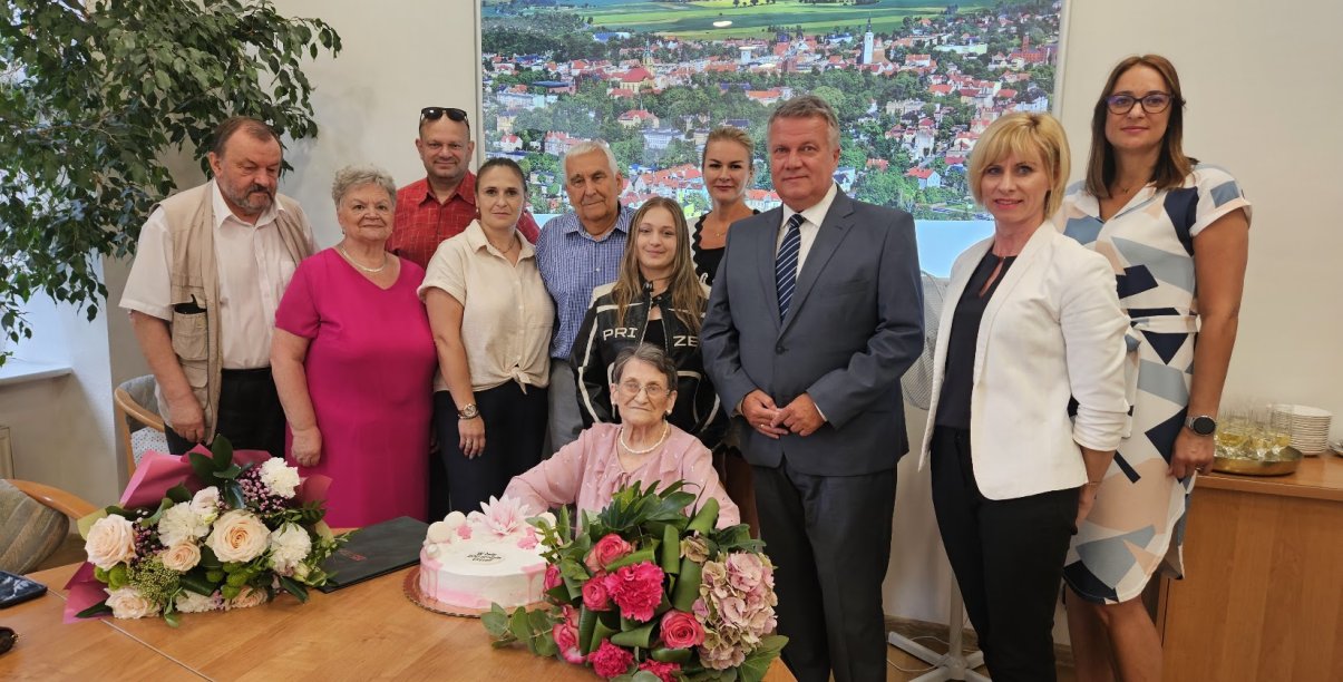 na zdjęciu jubilatka Urszula Trzuskawska, 100-latka, w otoczeniu rodziny oraz burmistrza Dariusza Kucharskiego i przedstwwicieli UM