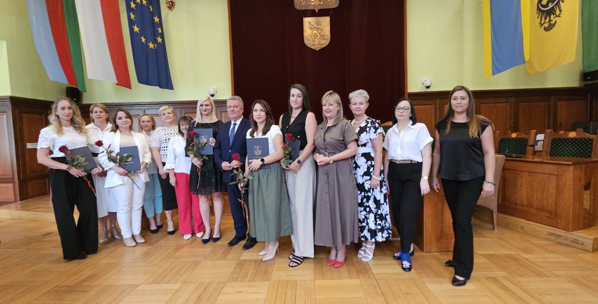 grupa nauczycielek z burmistrzem Dariuszem Kucharskim , Dorotą Pieszczuch, Marzenną Lasotą-Darowską, Anną Beker, Anetą Błaszczuk i Martą Szalińską w Sali Rycerskiej ratusza
