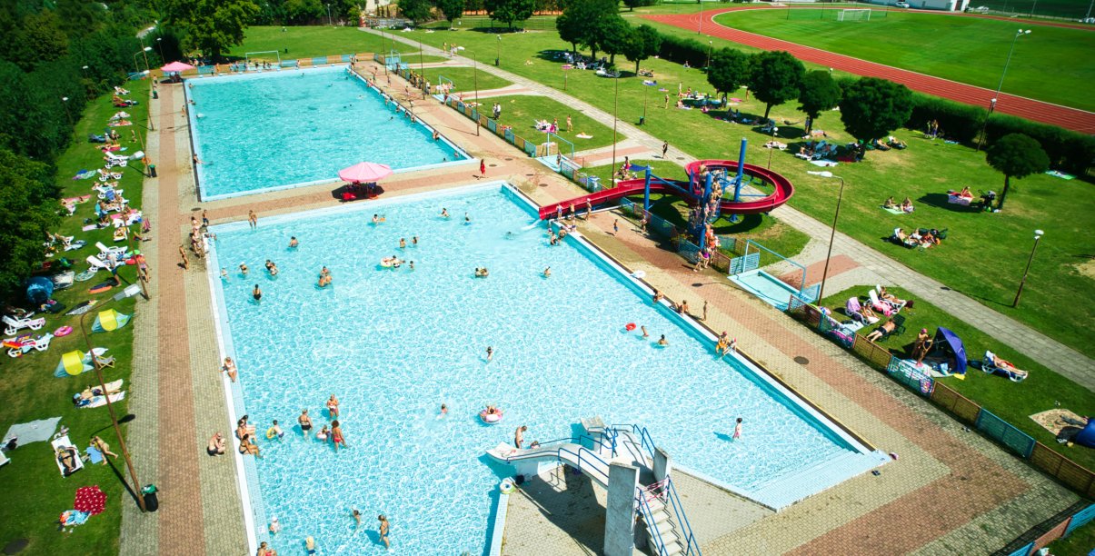 Dwa odkryte baseny na terenie ośrodka sportu w Dzierżoniowie 