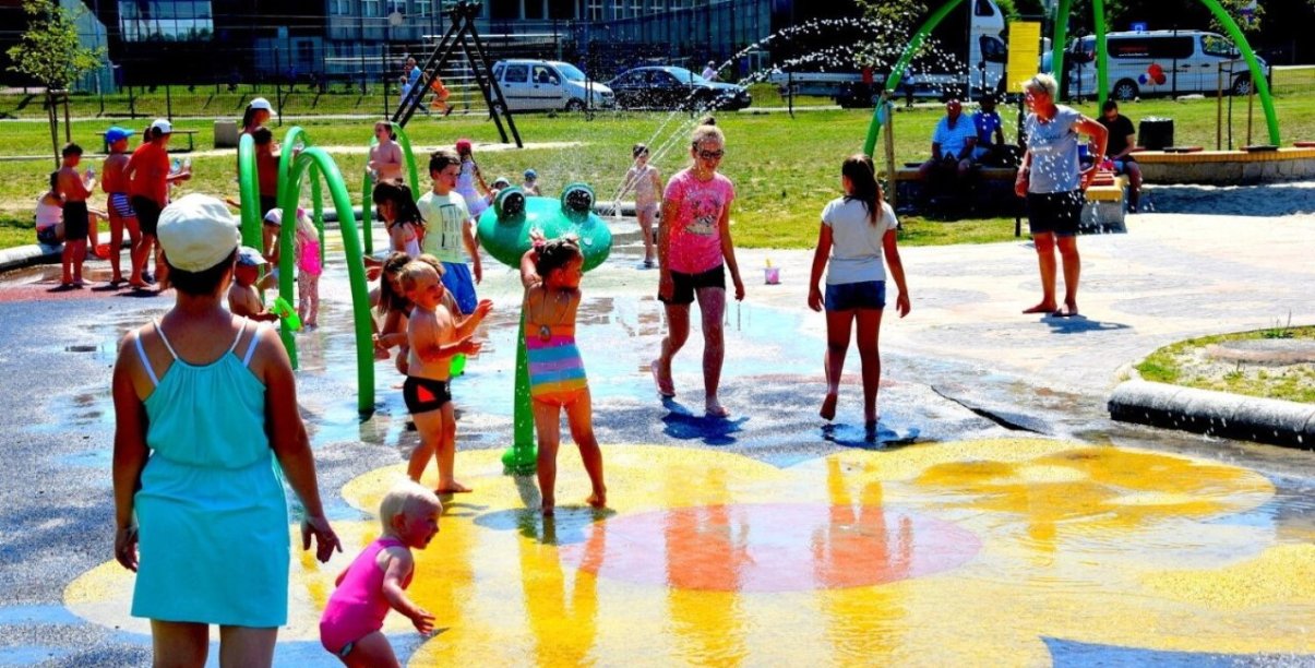grupa dzieci bawiących się na kolorowym wodnym placu zabaw na Alei Bajkowych gwiazd w Dzierżoniowie