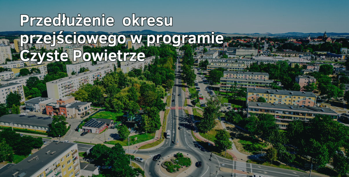 Na tle zdjęcia z lotu ptaka, na którym jest ul. Piastowska w Dzierżoniowie napis: przedłużenie okresu przejściowego w programie Czyste Powietrze