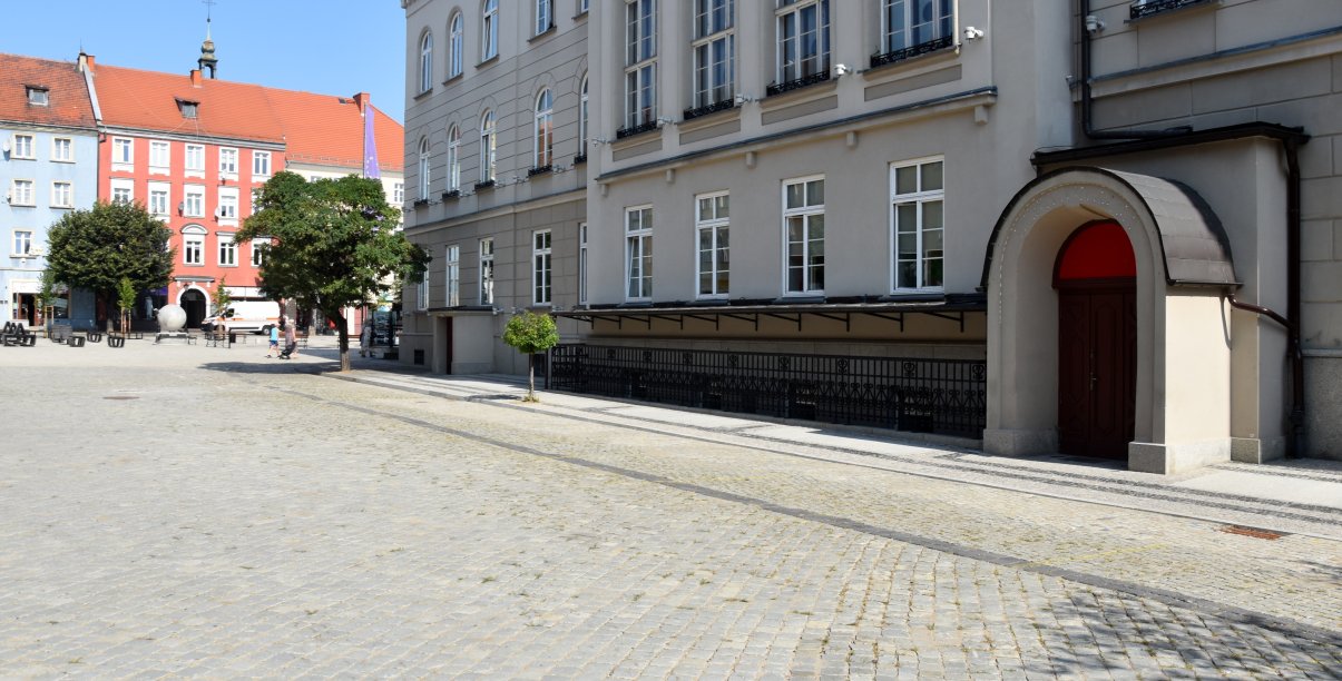 Budynek dzierżoniowskiego ratusza, na drugim planie kamienice