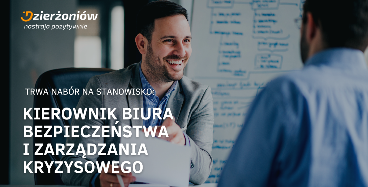 dwóch mężczyzn w błekitnych koszulach rozmawia przy biurku, logo miasta w roku, napis nabór na stanowisko kierownika biura bezpieczeństwa