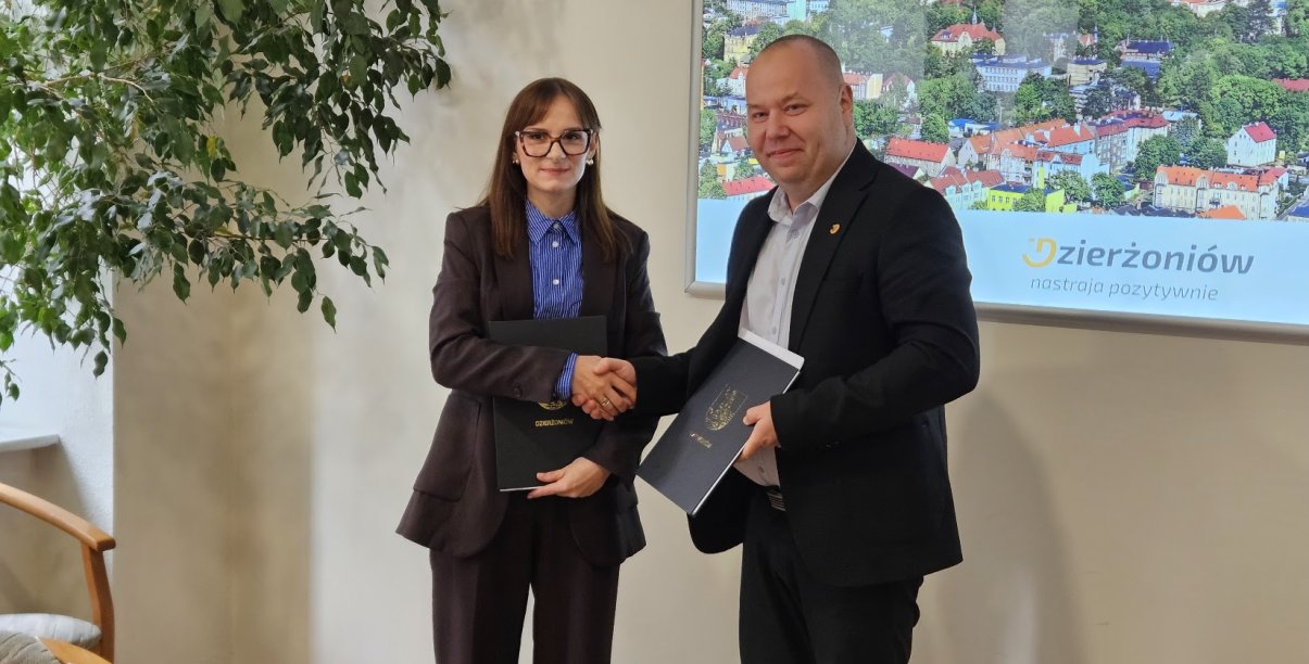Aneta Jawna-Jachowicz, zarządca sukcesyjny firmy „Jacek Jawny Przedsiębiorstwo Wielobranżowe BAZA w spadku” z Dzierżoniowa oraz wiceburmistrz miasta Radosław Michałek