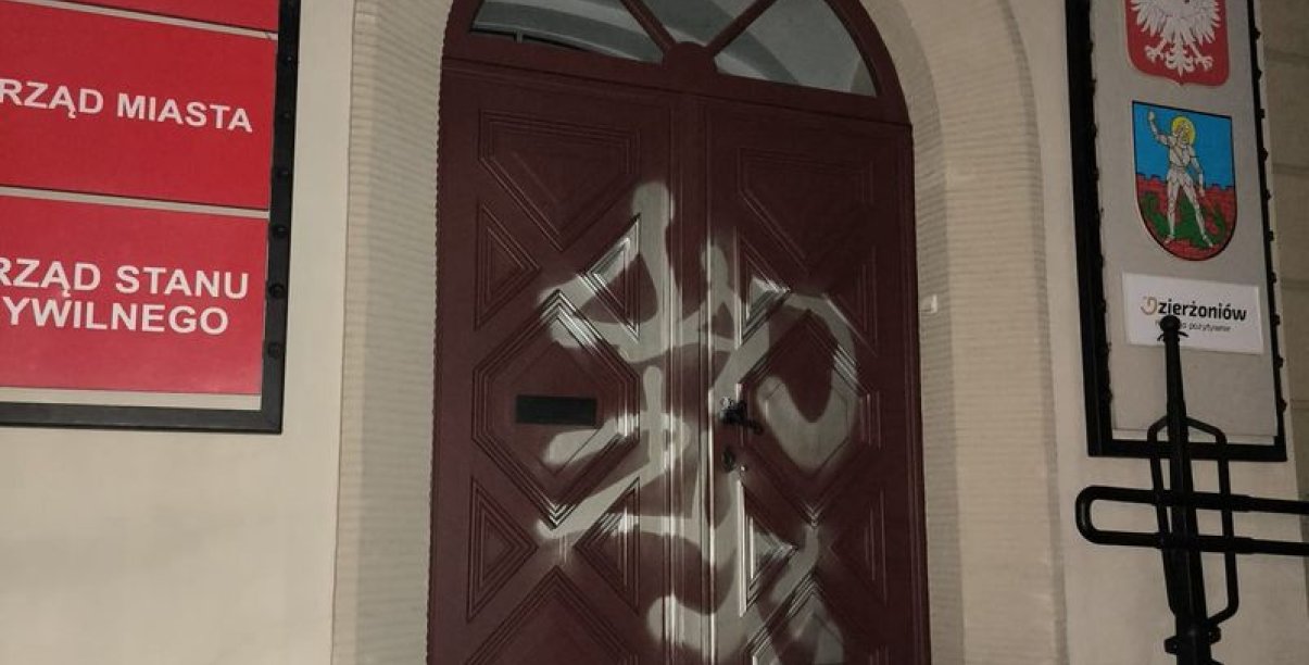 drzwi ratusza momazane sprejem przez wandala