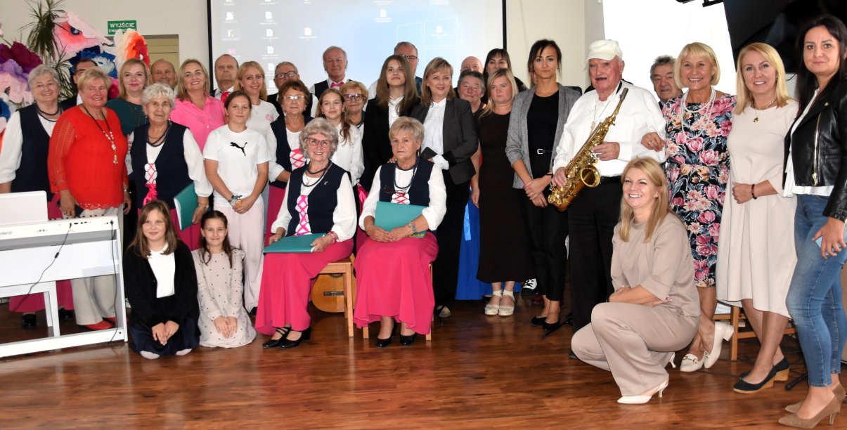 Zdjęcie grupy ludzi, uczestników konferencji podsumowującej program "Edukacja do starości"