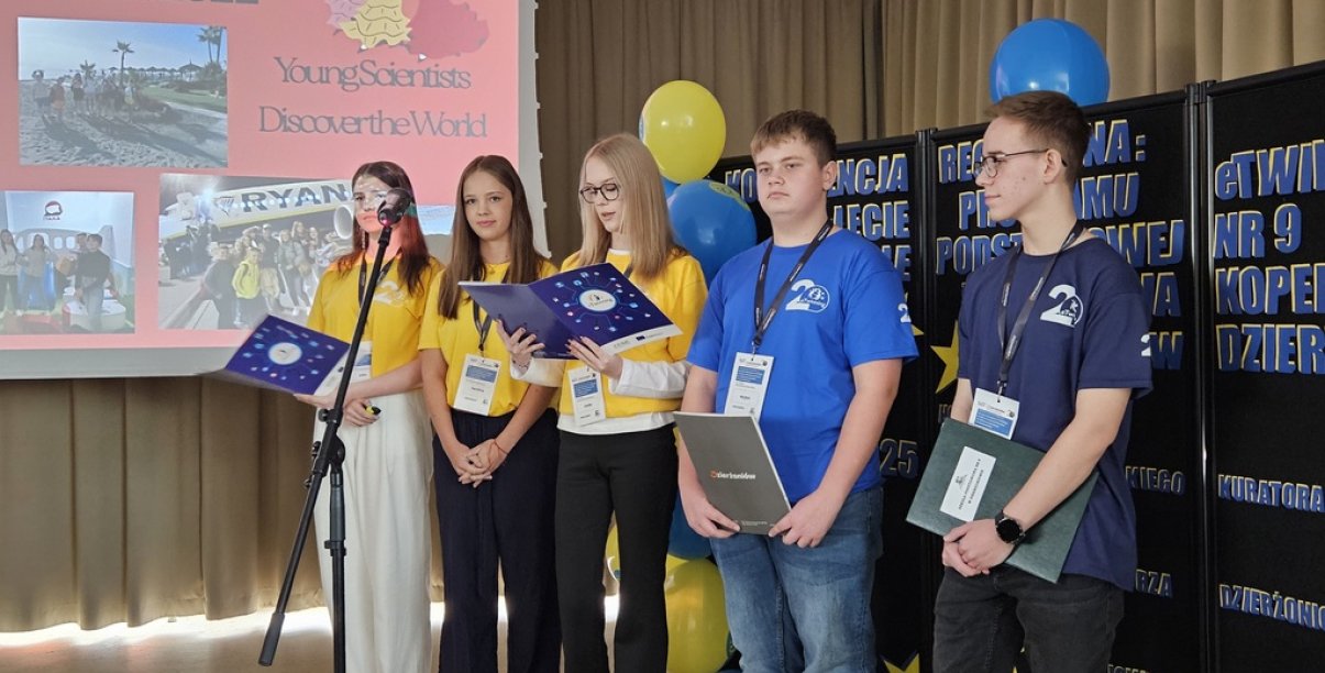 Pięcioro uczniów występujących przed uczestnikami konferencji