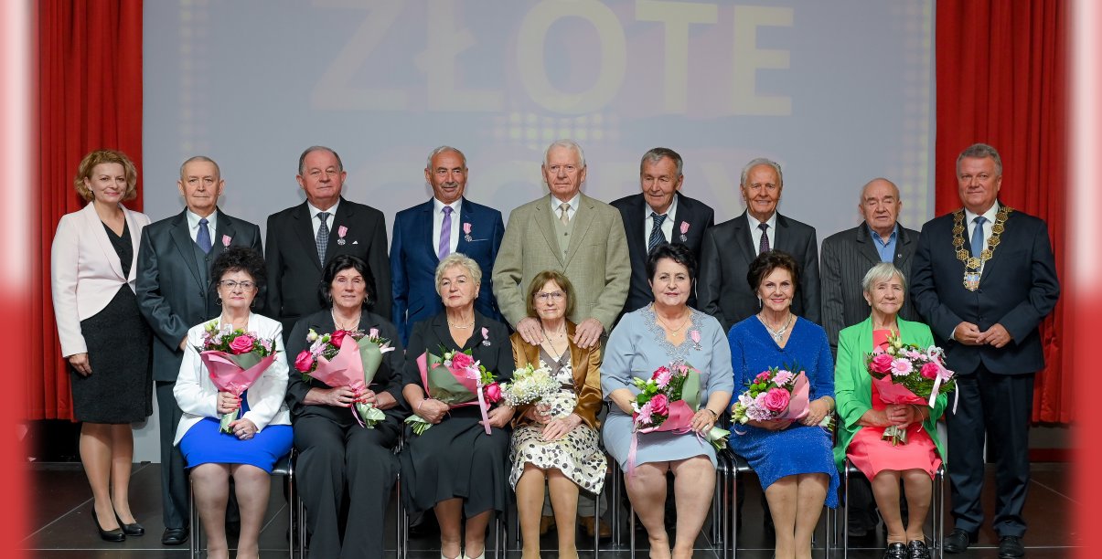 kila par seniorów, którzy obchodzą złote gody na scenie, obok burmistrz Dzierzoniowa Dariusz Kucharski i kierownik USC Monika Rehm