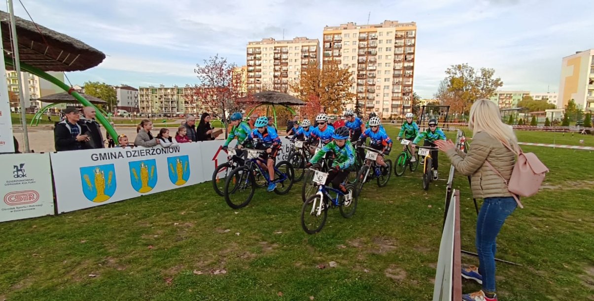 Grupa ścigających się rowerzystów na terenie Alei Bajkowych Gwiazd