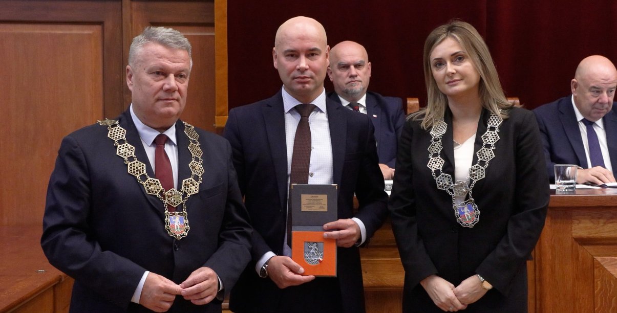 Od lewej burmistrz Dariusz Kucharski, dyrektor biura SZD Marcin Pawełek oraz Agnieszka Denysiak, przewodnicząca Rady Miejskiej Dzierżoniowa