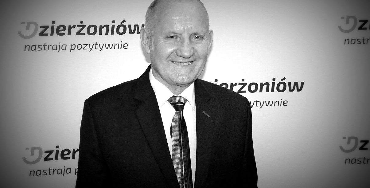 czarno-białe zdjęcie Bolesław Wilkosa na tle ścianki promocyjnej Dzierżoniowa
