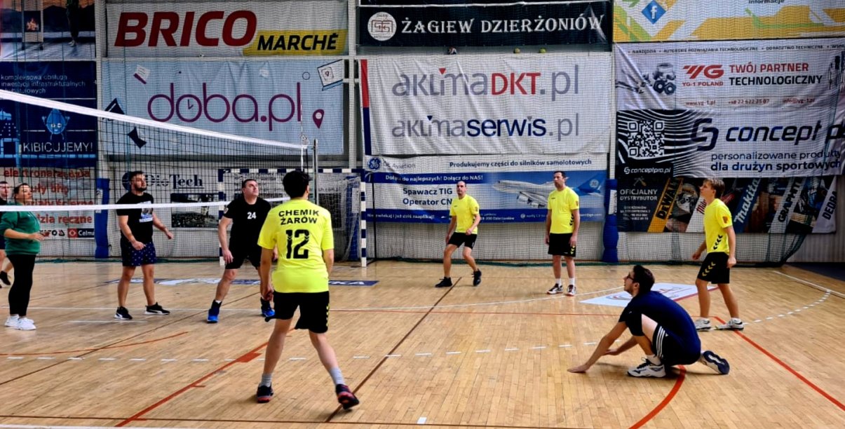 Boisko do stakówki, na nim grający zawodnicy