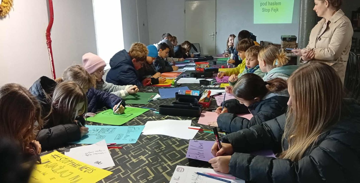 Grupa uczniów na warsztatach w młynie