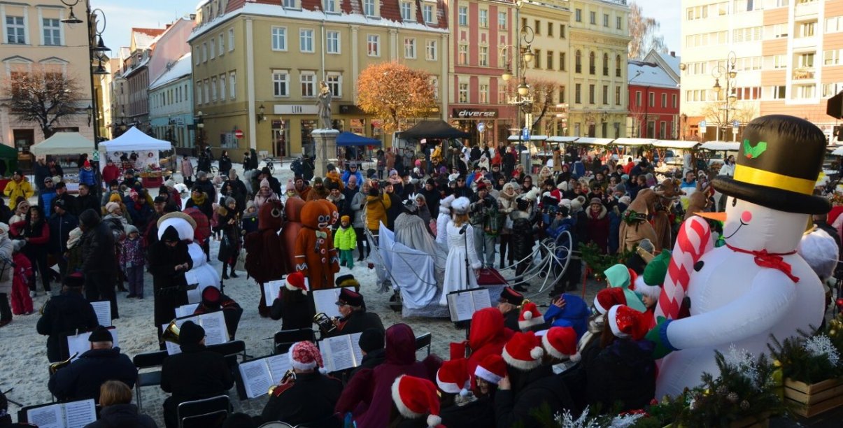 Tłumy mieszkańców ndzierzoniowa oraz postaci świątecznych w Rynku podczas wigilii mieszkańców