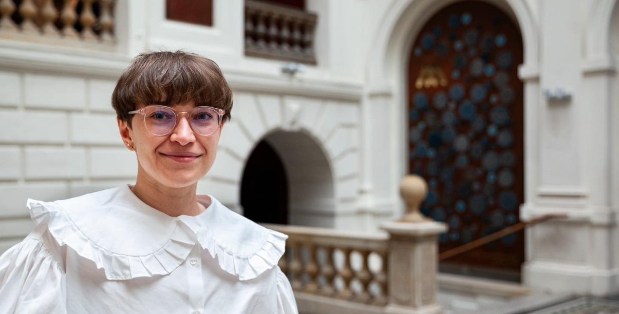 Zdjęcie Karoliny Ribickiej na tle zabytkowego, pałacowego wnętrza