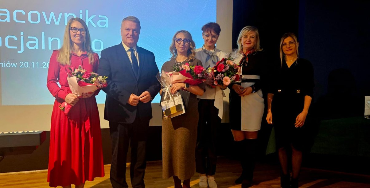 Na zdjęciu od lewej: dyrektor OPS Aneta Grzelka, burmistrz Draiusz Kucharski, dyrektor ŚDS Agnieszka Petruk-Mika, dyrektor Centrum Seniora Anna Polowczyk, dyrektor Wydziału Edukacji i Spraw Społecznych UM Aneta Błaszczuk oraz kierownik Biura Spraw Społecznych UM  Sylwia Głogowska-Trzeciak