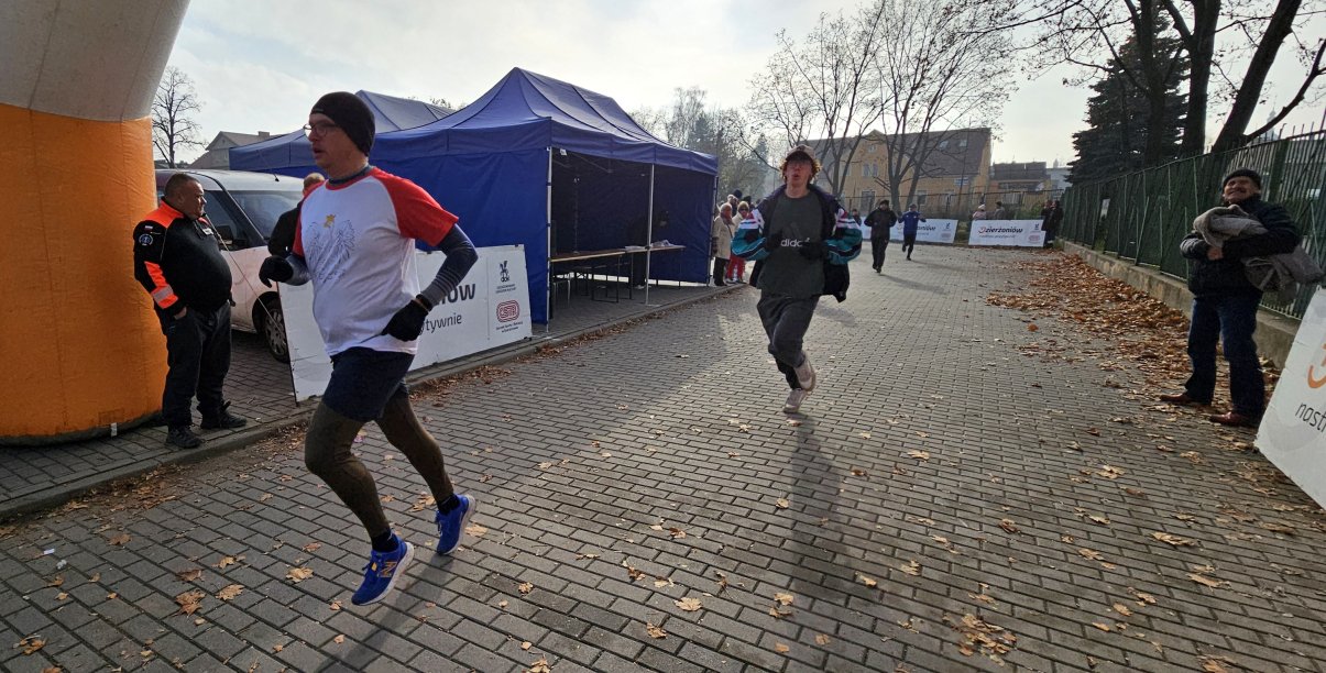 Uczestnicy biegu z 11 listopada 2024 r.