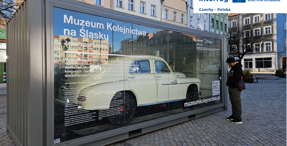 Zdjęcie gabloty z drezyną oglądaną z uwagą przez zaciekawionego mężczyznę