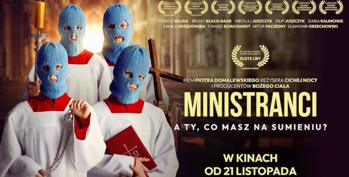 ministranci w komżach i niebieskich kominiarkach, napis ministranci