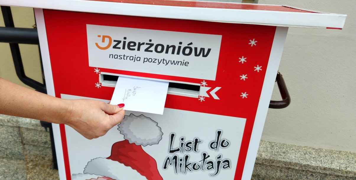 Zdjęcie skrzynki na listy do Mikołaja z ręką wrzucającą list
