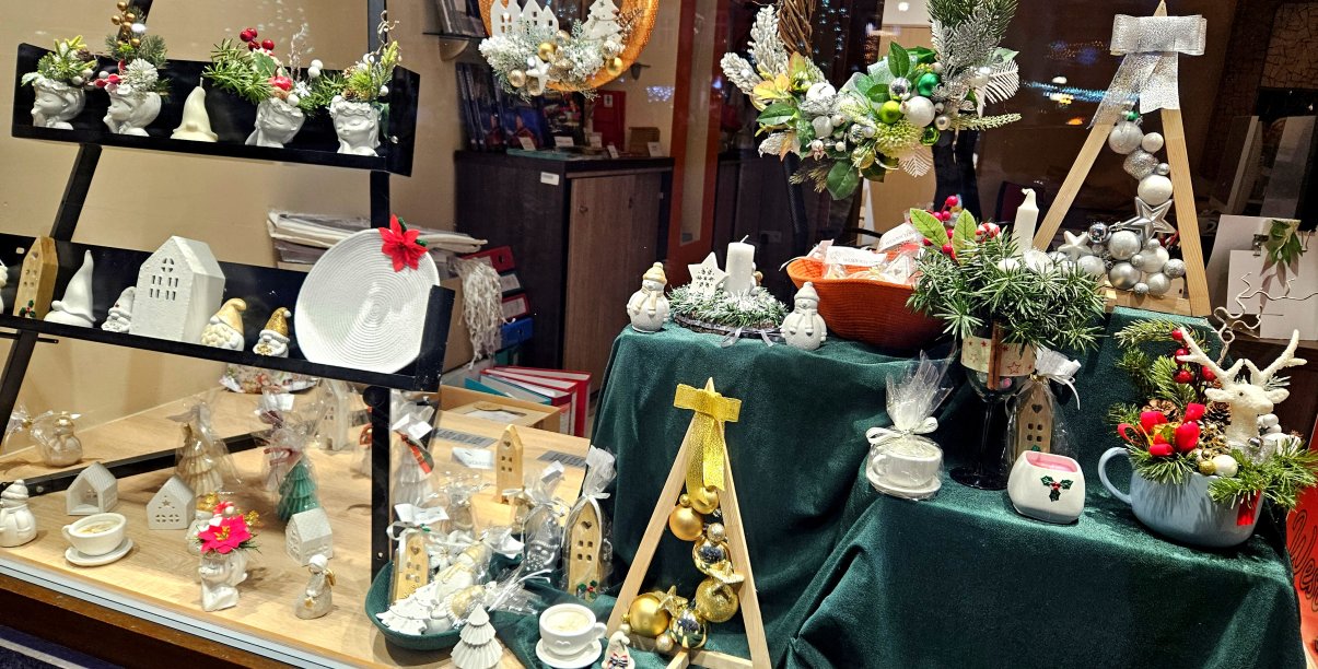 Wystawa prac świątecznych w Oknie Artystycznym - aniołki, stroiki, świece, bałwanki, choinki