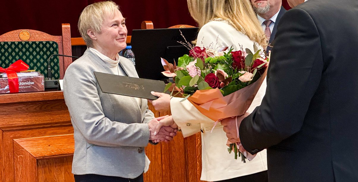 Lucyna Musiał przyjmuje gratulacje i kwiaty z okazji odejścia na emeryturę