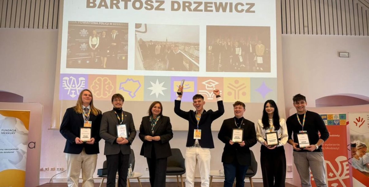 Grupa młodych radnych z Dzierżoniowa na kongresie w Krzyżowej, wśród nich nagrodzony Bartosz Drzewicz z uniesionymi do góry w geście zwycięstwa rękami