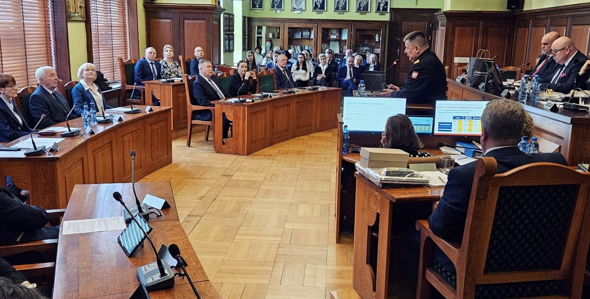 sala rycerska ratusza z radnymi podczas sesji RM