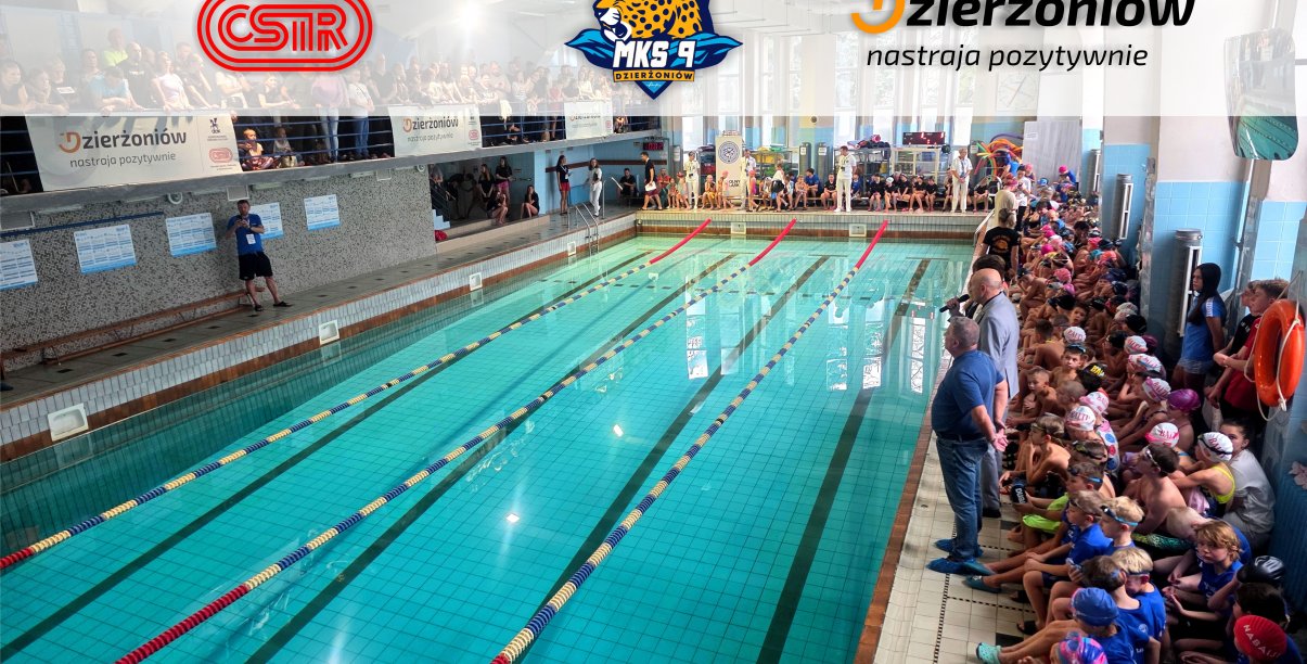 Basen kryty w Dzierżoniowie, dokoła pływacy i trenerzy