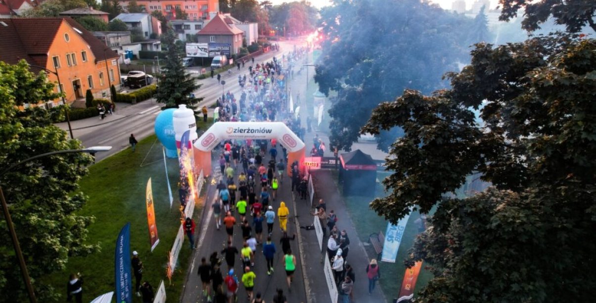 duża grupa biegaczy z lotu ptaka na starcie Sowiego Biegu