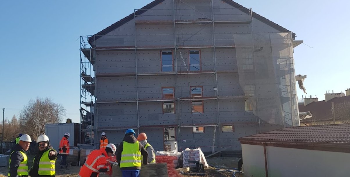 budowa budynku komunalnego przy ul. Prusa - widać bryłę budynku i robotników na placu budowy