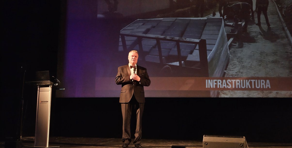 Burmistrz przemawiający na scenie