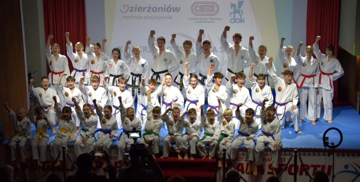 grupa zawodników teakwon-do podczas 10. gali sportu